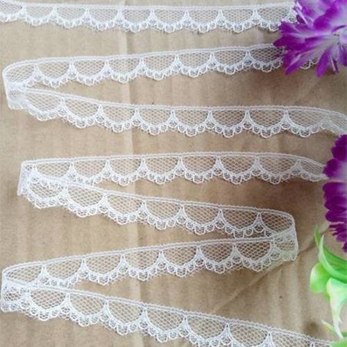 4.30 m de jolie dentelle fine blanche - 12 mm - d60