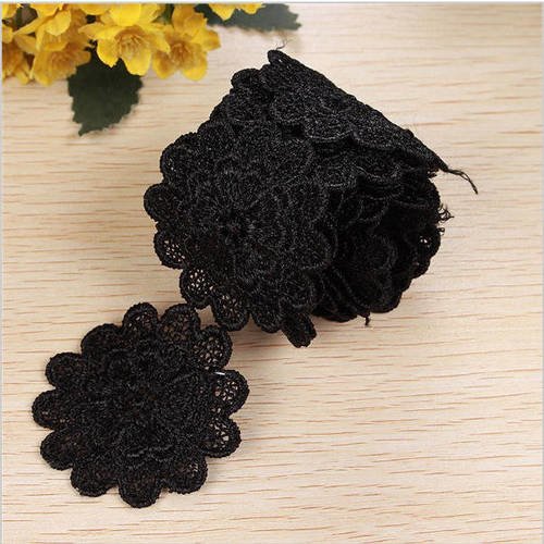 6 fleurs noires  en dentelle épaisse - d135