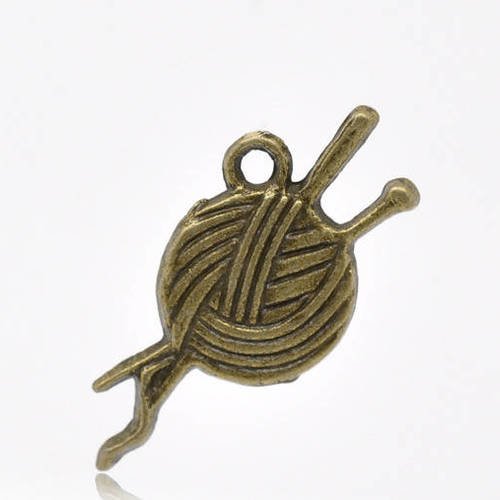 1 breloque pendentif pelote de laine - aiguilles à tricoter - métal couleur bronze 