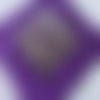 Applique  en forme losange  en broderie  de petits clous et tubes en   metal argenté sur satin violet de 12 x 12  cms 
