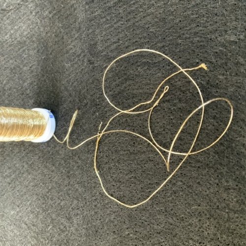 Fil à coudre élastique lastex lebaufil doré / or 0,5mm bobine 10 mètres