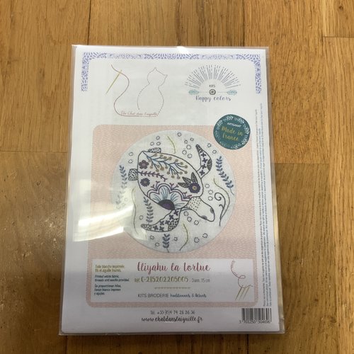 Kit à broder un chat dans l’aiguille eliyahu la tortue réf c-215202205005