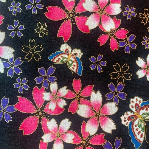 Tissu japonais belles fleurs sur fond noir