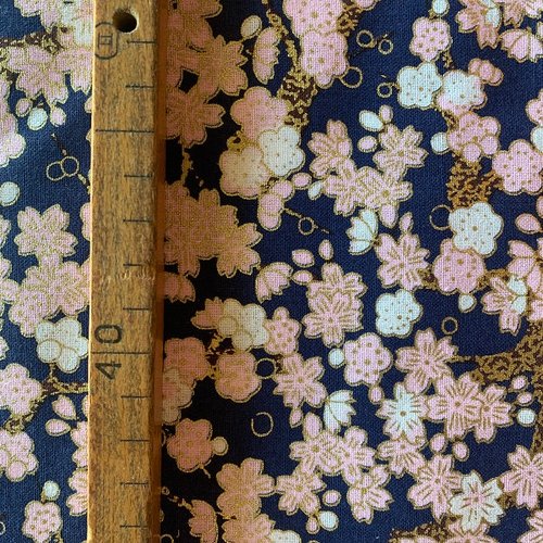 Tissu japonais fleurs roses sur fond marine