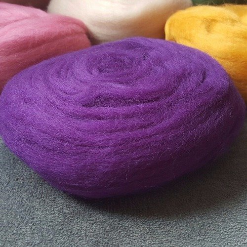 50 gramme mèche de 2,5 mètres pure laine cardée mérinos violet 188 peignée pour feutrage ou filage