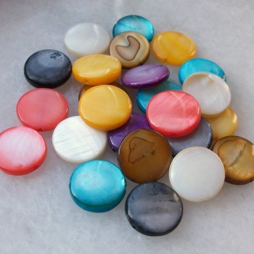 20 perles plates galet de coquillage en mélange de véritable nacre multicolore 11mm a36