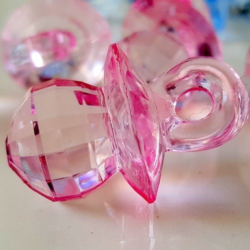 1 pendentif breloque sucette tétine rose à facettes tutute bébé totote transparente acrylique rose 18x27mm