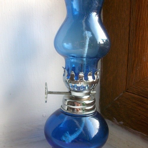 Une véritable mini lampe à huile en verre bleu effet ancien pour la décoration