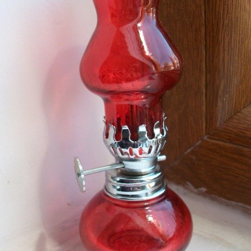Une véritable mini lampe à huile en verre rouge  effet ancien pour la décoration