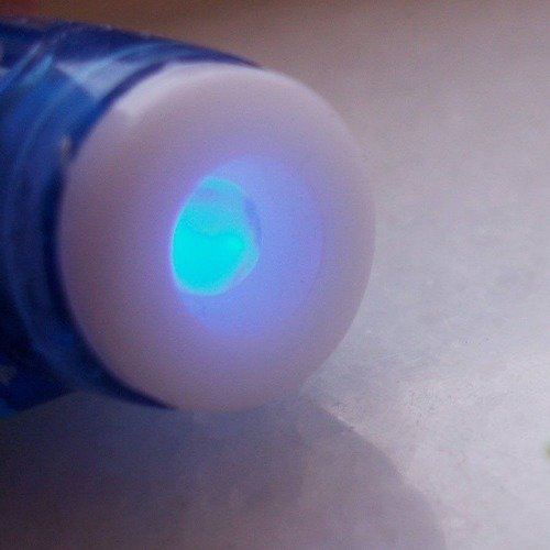 Stylo marqueur bleu feutre à encre invisible et détecteur de faux billets avec lumière uv intégrée au capuchon actives a24