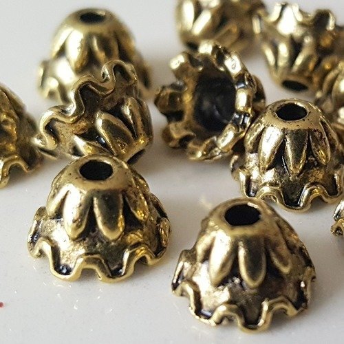 16 coupelles cape cone 7mm chapeaux callotte perles breloque avec pétales fleur en métal doré ancien