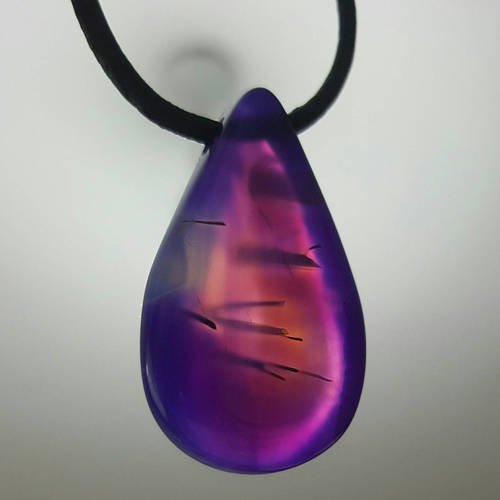 Collier cuir avec pendentif en roche pierre naturelle polie gemme agate violette goutte dégradé lithothérapie cp6