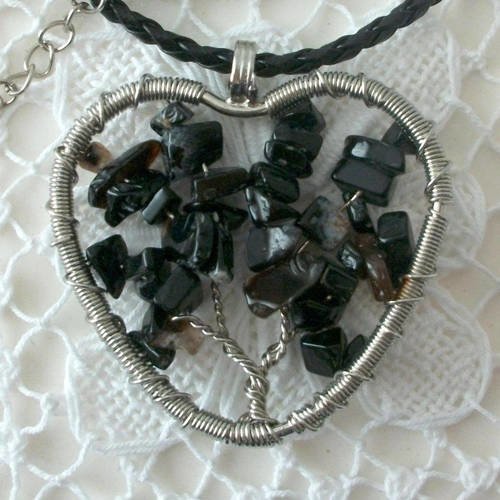 Collier avec pendentif en forme de coeur arbre de vie en acier et roche pierre naturelle gemme agate noir lithothérapie