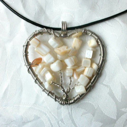 Collier avec pendentif en forme de coeur arbre de vie en acier et pierre organique nacre