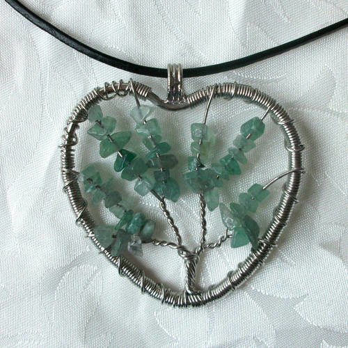 Collier avec pendentif en forme de coeur arbre de vie en acier et roche pierre naturelle gemme jade vert lithothérapie