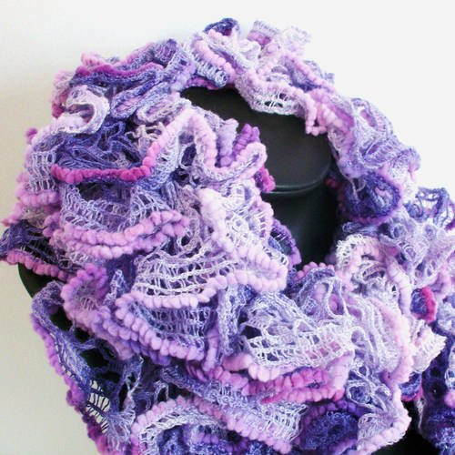 Longue écharpe foulard froufrou torsadé violet 1m60 fait mains