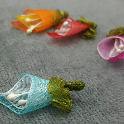 1 perles fleur arum ou calla en tissus organza turquoise et vert 35x15mm