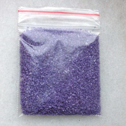 Sachet de 50g rempli de sable de couleur violet idéal pour remplir vos globes ou terrarium