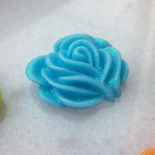 1 cabochon fleur rose 20mm en résine de couleur bleu avec paillettes nacrés a17