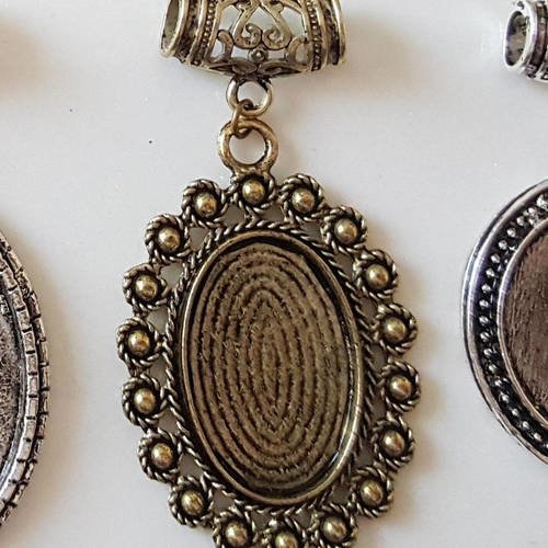1 grand pendentif support cabochon ovale avec bélière décor perles en métal bronzé 35x68mm a16