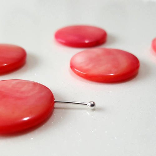 1 perles plates rouge galet de coquillage de véritable nacre 20mm