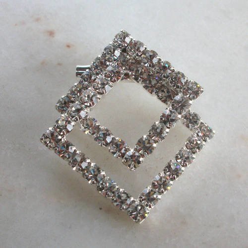 Broche en métal argenté en forme de double carré avec strass 4cm b34