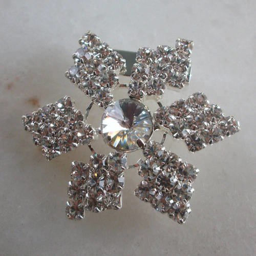 Broche en métal argenté en forme d étoile avec strass 3,6cm b34
