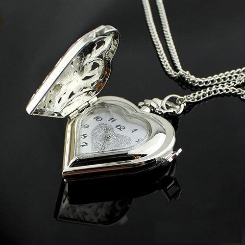 1 montre pendentif coeur à quartz 5x4cm en mental argenté b37