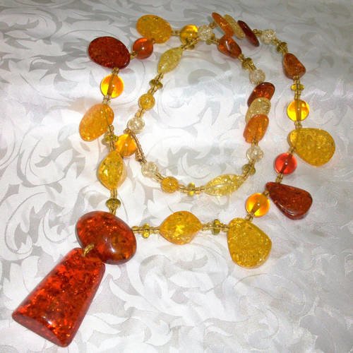 Superbe collier en perles et médaillons de résine couleur ambre et perles de rocailles brillant b27