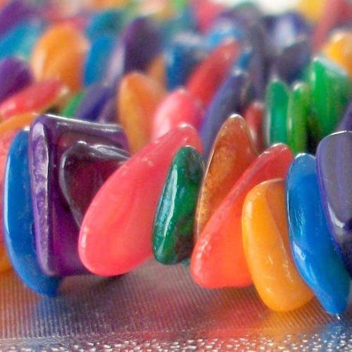 Enfilade fil de 70cm de perles chips mélange en véritable nacre multicolore 8 à 10mm a36