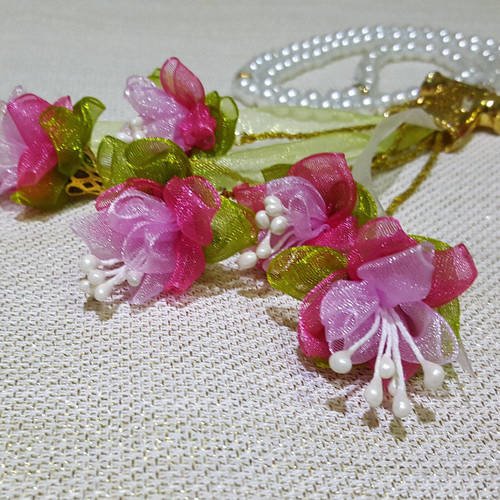 Collier pendentif robe caftan en métal doré , strass et perles de verre blanc fleur de fuchsia en organza rose violet