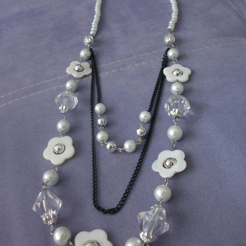 Collier en perles de verre perles acrylique et fleur en nacre blanc b27