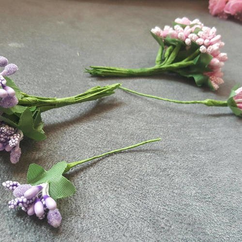 1 bouquet de 12 fleur violet avec pistils effet lustré et givré feuilles tissus vert  hauteur 9cm