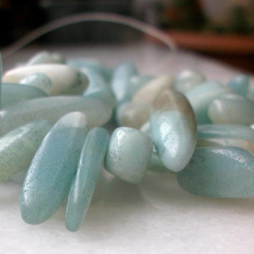 10 perles chips de jade 10 à 21mm pierre naturelle