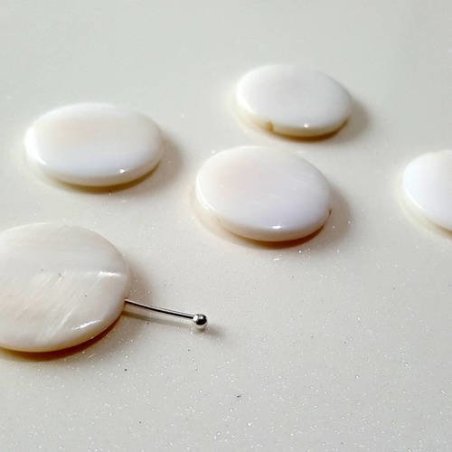 1 perles plates blanc galet de coquillage de véritable nacre 20mm  a36