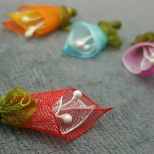 1 perles fleur arum ou calla en tissus organza rouge et vert 35x15mm
