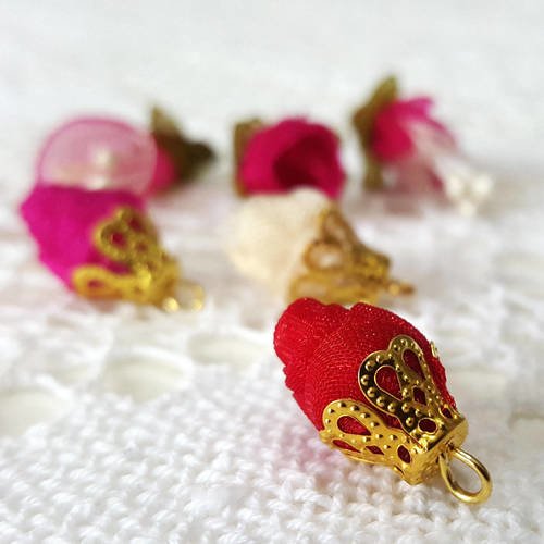1 perles fleur rose avec cape filigrane doré et tissus organza rouge 20x11mm