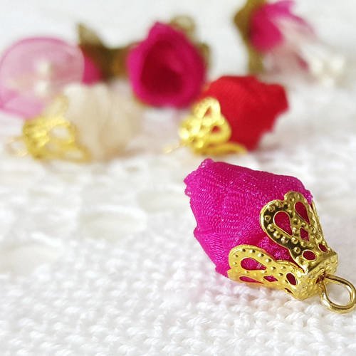 1 perles fleur rose avec cape filigrane doré et tissus organza rose 20x11mm
