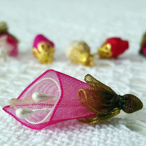 1 perles fleur arum ou calla en tissus organza rose blanc et vert 35x15mm