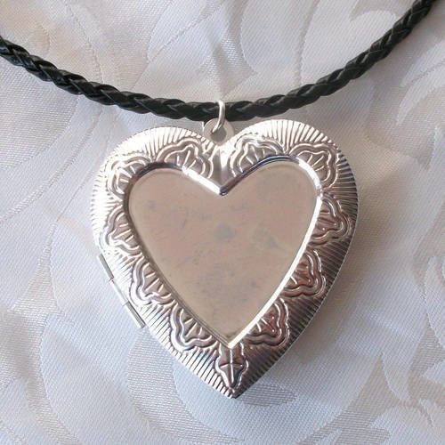 1 collier noir avec pendentif porte photo grand coeur argenté avec gravure