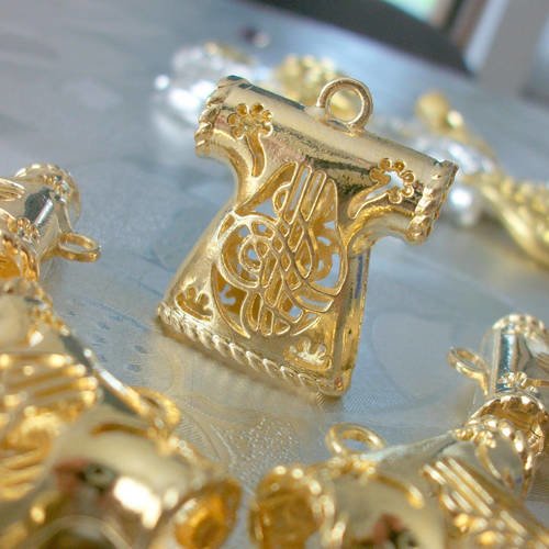 1 pendentif robe caftan 3d motifs fleurs caligraphie ottoman attache cache noeud en métal doré 31x25mm embelissement