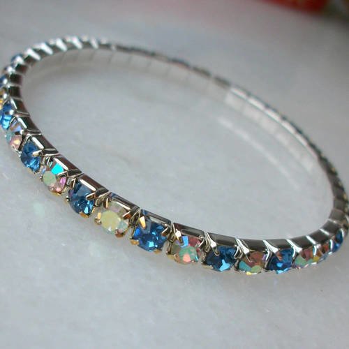 Bracelet elastique composé de 40 strass bleu ab et transparent ab  a21