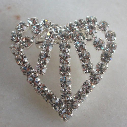 Broche en métal argenté en forme de coeur et rayons avec strass 3cm b34