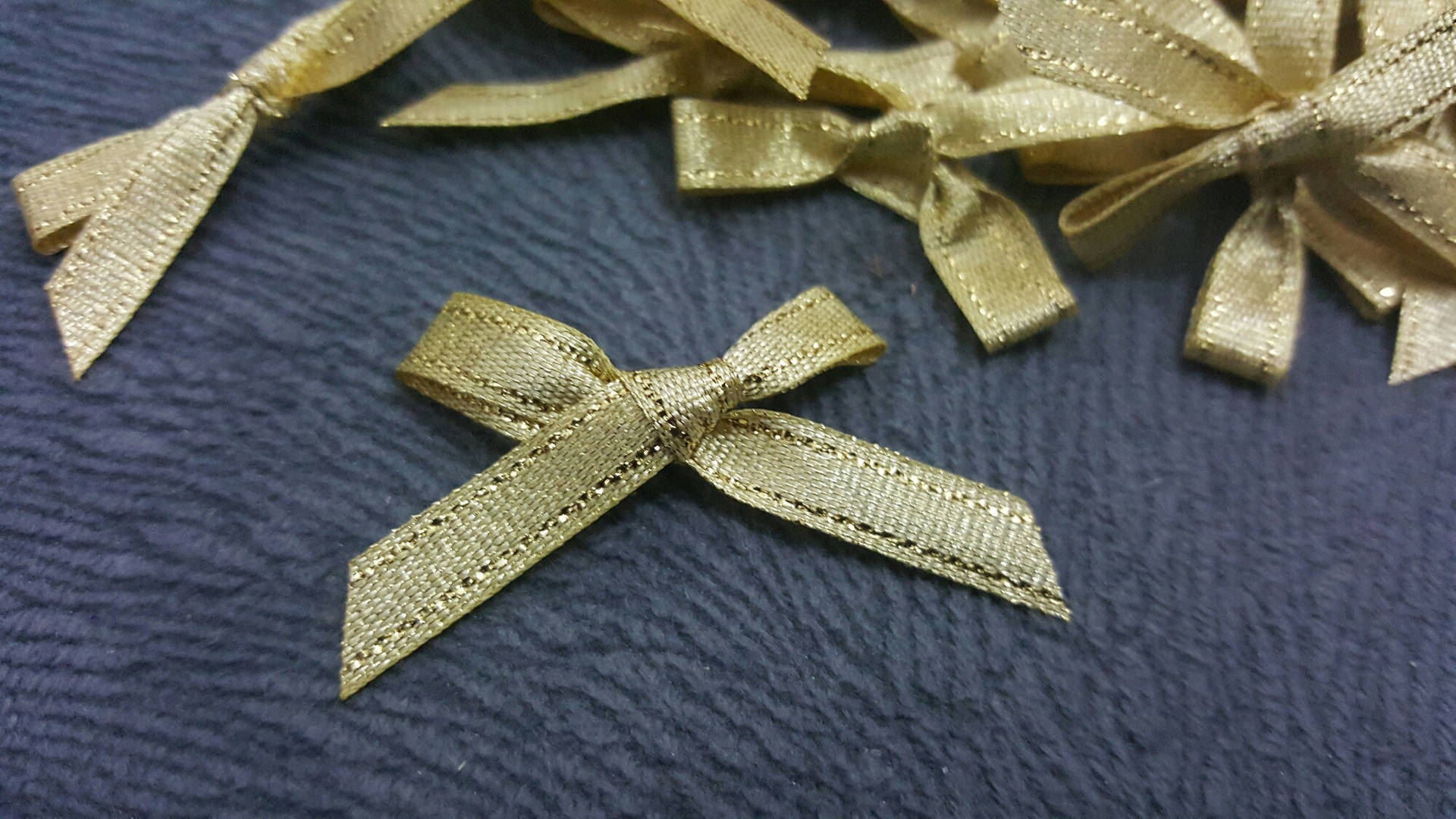 50 nœuds 3,5cm en ruban satin doré pour paquet cadeau noeud b5 - Un grand  marché