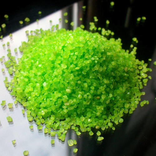 Sachet de 50g rempli de sable gros grain de couleur vert idéal pour remplir vos globes terrarium