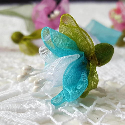 1 perles grande fleur fuschia en tissus organza turquoise blanc et vert 30x27mm