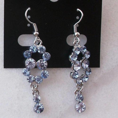 Boucles d'oreilles infini en métal argenté et strass bleu claire bijoux b31