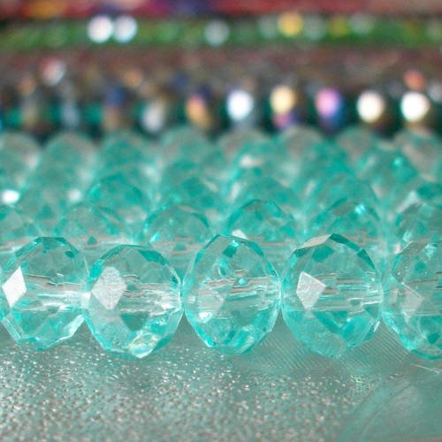 70 perles de bohème 8mm 8x6mm en verre à facettes transparente vert claire b56