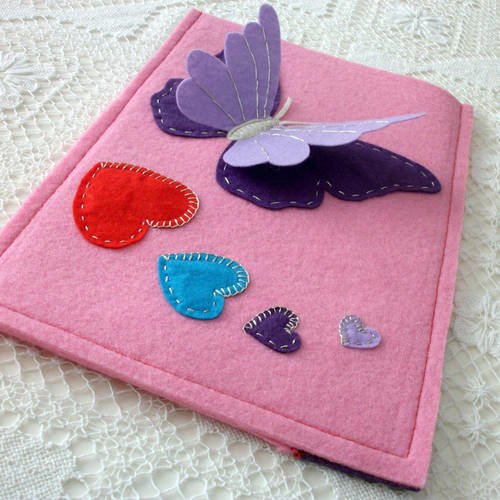Pochette housse étui pour tablette ipad décor coeur et papillon en 3d entièrement en feutrine