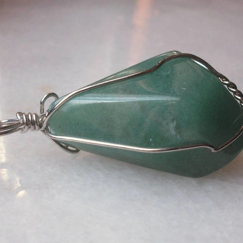 Pendentif en roche pierre naturelle polie gemme de jade habillé avec du fils en métal argenté lithothérapie jr1